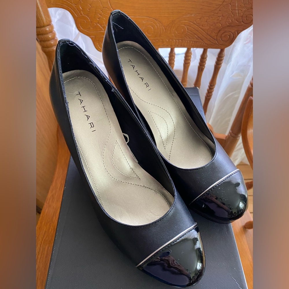 Tahari 3 1/2 inch heels in black size 7 1/2 medium. Letter upper.